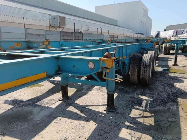 1982 HENRED FRUEHAUF DOUBLE AXLE SKELETAL