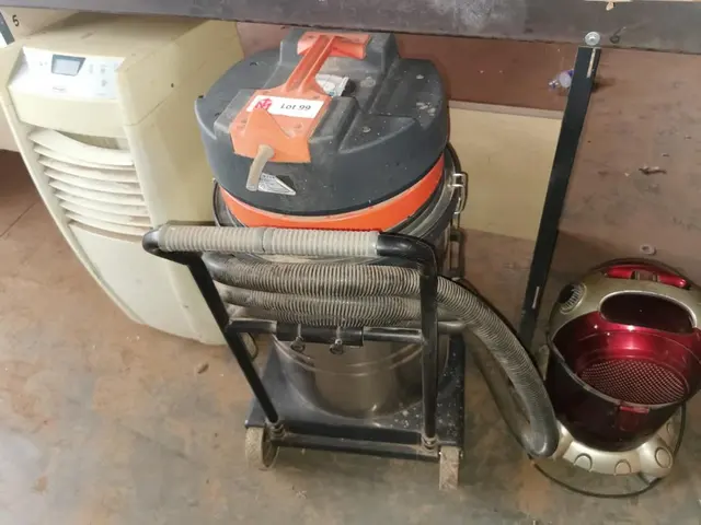 Lot 99 - 2 x Hoover and 1 x Aircon