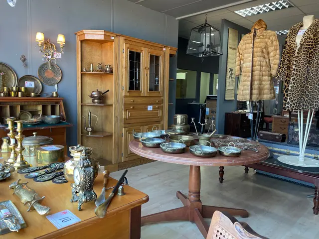 Onsite Auction - Fine Furnishings, Antiques, Collectables And Brand New Watches
