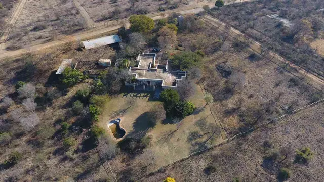 Large Stand With 4 Bedroom House And Horse Stables