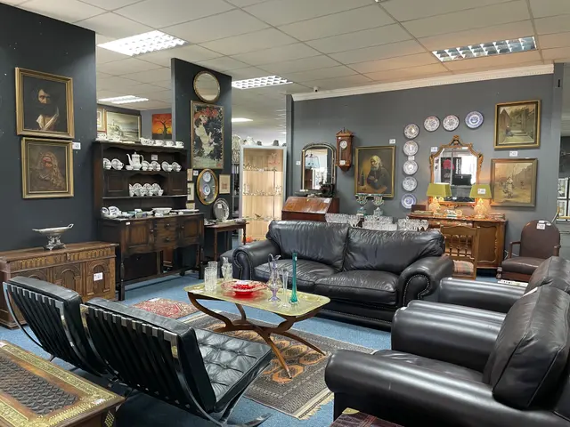 Onsite Auction - Fine Furnishings, Collectables, Brand New Watches And Household Items A-3339
