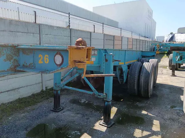 1982 HENRED FRUEHAUF DOUBLE AXLE SKELETAL