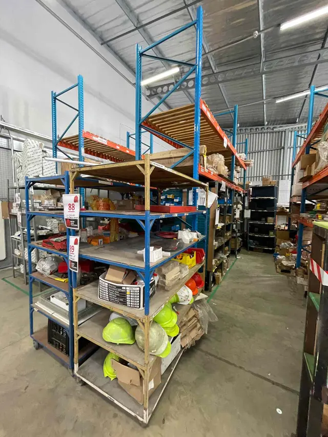 2 X INDUSTRIAL SHELVES & 2 X MOBILE SHELVES