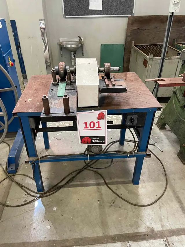 FORMING MACHINE