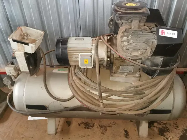 Lot 89 - Air Compressor