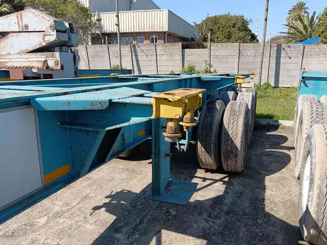 1983 RSA TRI-AXLE SKELETAL