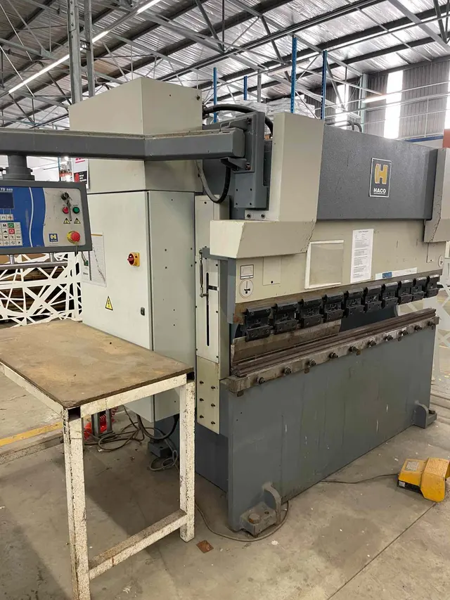 HACO HYDRAULIC BENDING MACHINE MODEL - ERMS 20040 SN: 83584 MANF DATE: 2012 WITH QTY JIGS