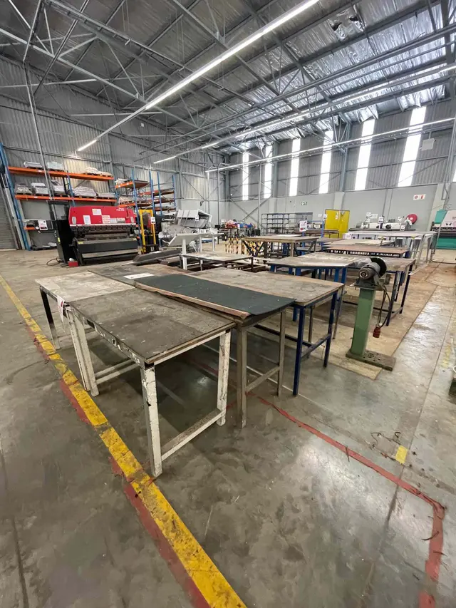 QTY VARIOUS SIZE STEEL/WOOD WORKTABLES