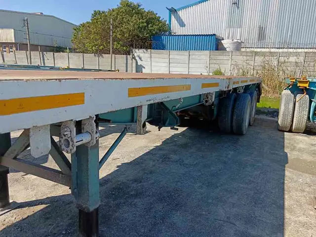 1982 HENRED FRUEHAUF 12M FLAT DECK DOUBLE AXLE