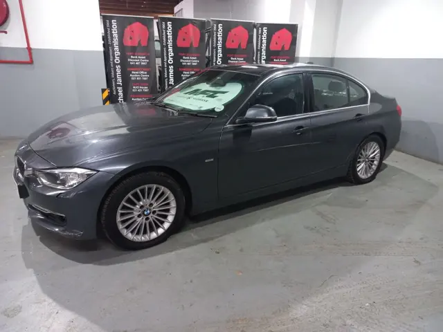 2015 BMW 320i Luxury Line A/T (F30)