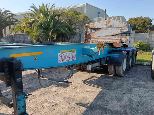 2005 STEELBRO TRI-AXLE SKELETAL WITH MK6 SIDELIFTER