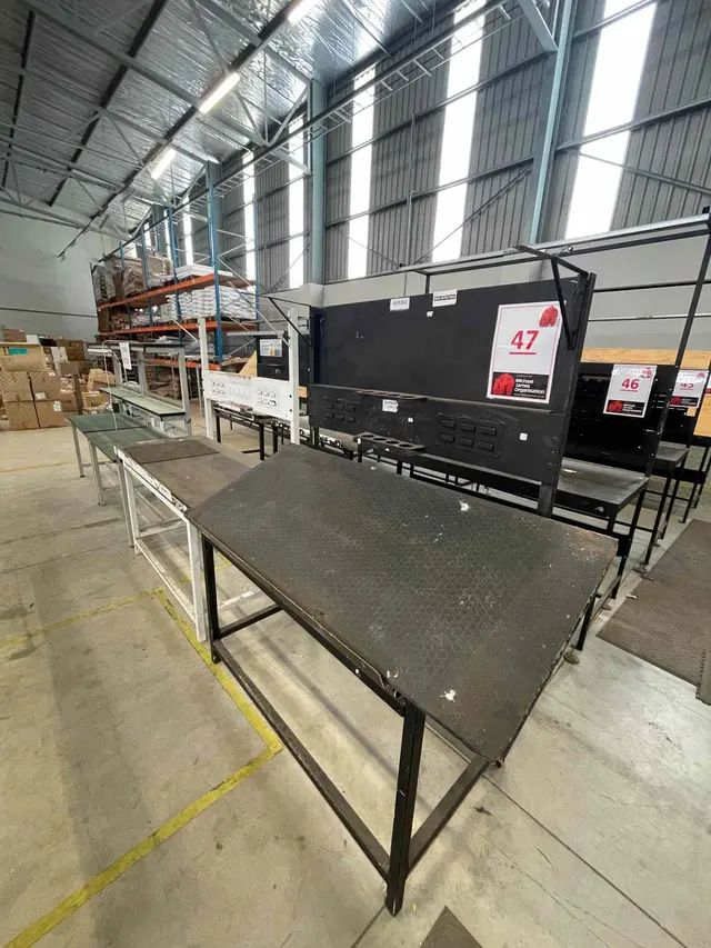 1 X BLACK STEEL WORK STATION, 1 X WHITE STEEL WORK STATION, 2 X STEEL REPAIR STATIONS