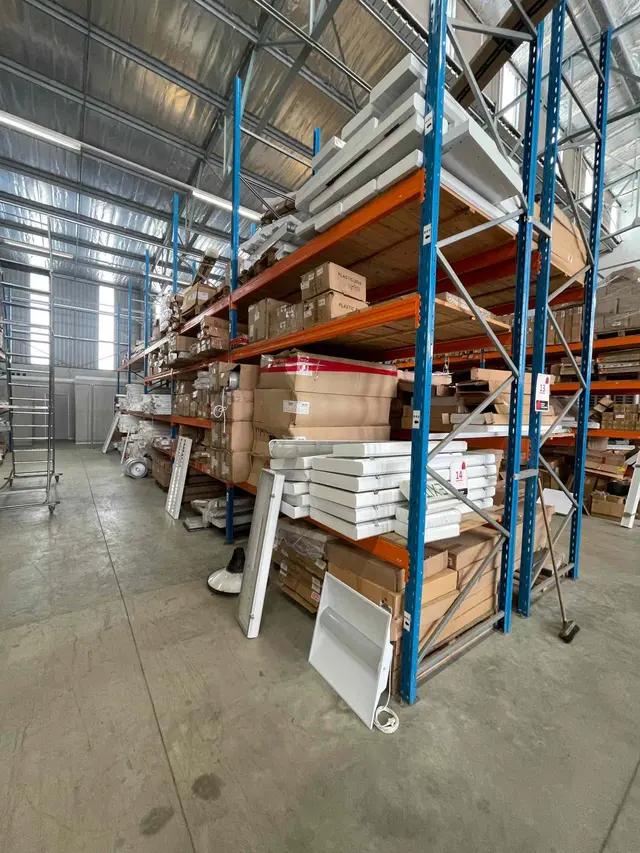 CONTENTS OF 2 X SHELVES: QTY LIGHT FITTINGS, LAMSHADES, PARTS, ETC