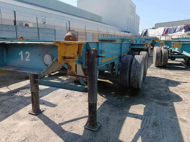 1981 HENRED FRUEHAUF DOUBLE AXLE SKELETAL