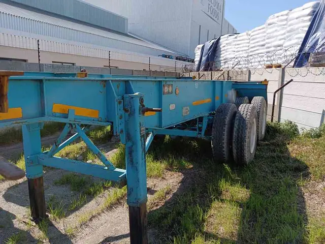 1980 HENRED FRUEHAUF DOUBLE AXLE SKELETAL