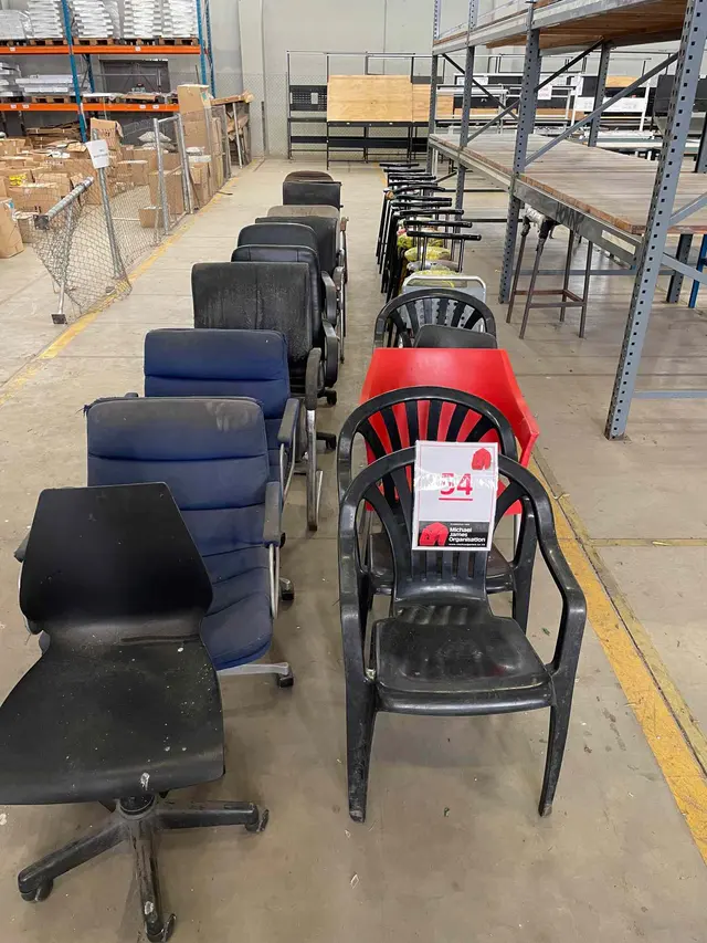 6 X PLASTIC CHAIRS, 11 BAR STOOLS, 1 X BAR PLASTIC STOOL, 9 X OFFICE CHAIRS