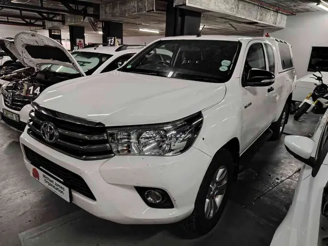 2017 TOYOTA HILUX 2.4 GD-6 RB P/U E/CAB