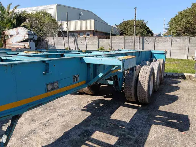 1971 HENRED FRUEHAUF 12M TRI-AXLE SKELETAL