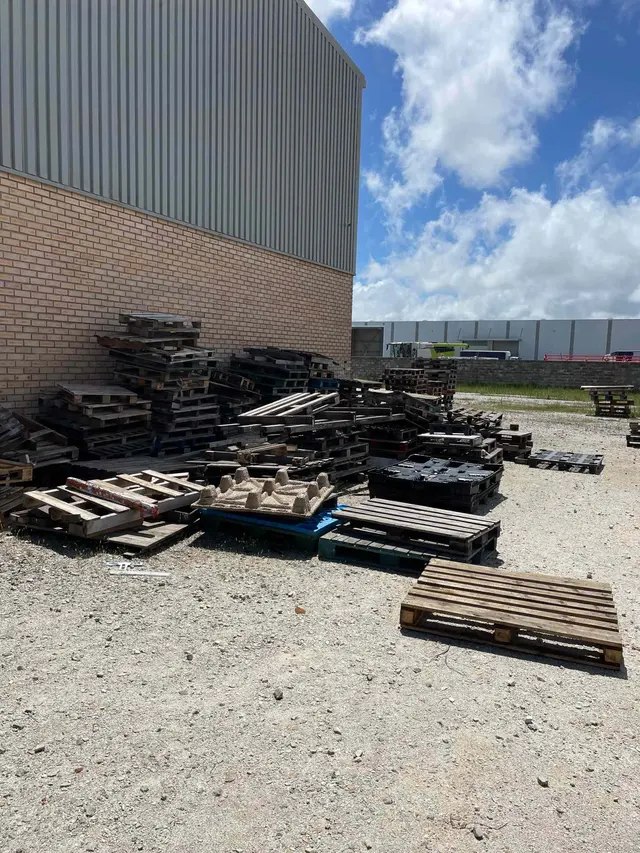 OUTSIDE: QTY VARIOUS PALLETS