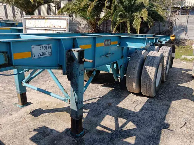 1982 HENRED FRUEHAUF DOUBLE AXLE SKELETAL