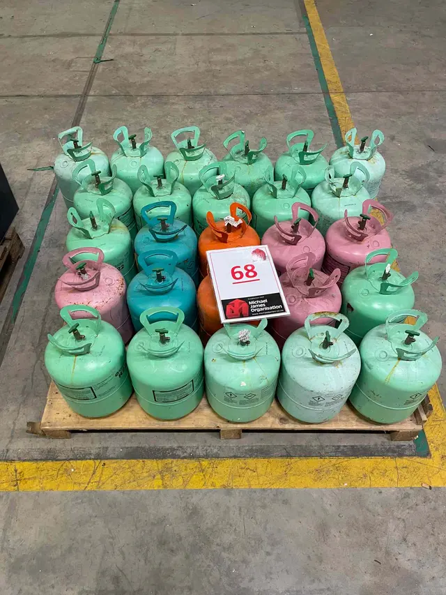 26 X GAS REFRIGERANT BOTTLES
