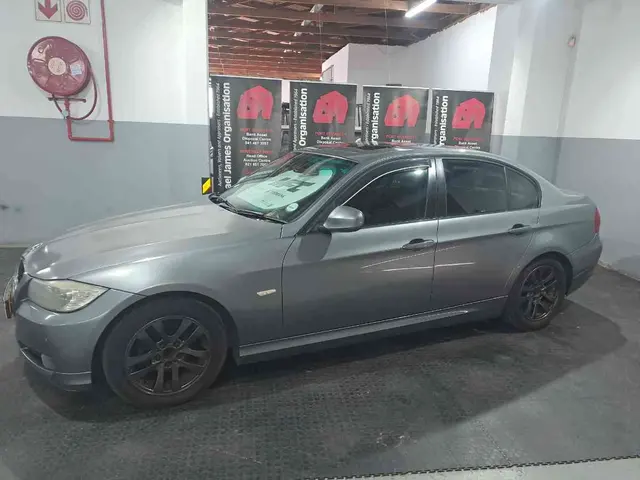 2011 BMW 320i (E90)