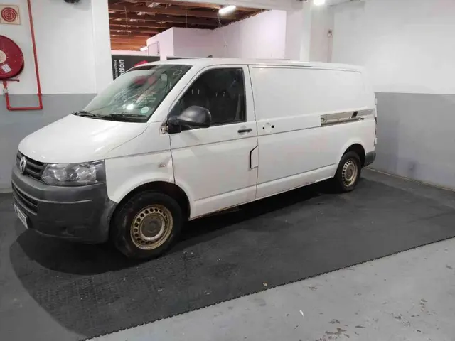 2011 VOLKSWAGEN TRANSPORTER T5 2.0 TDI P/V