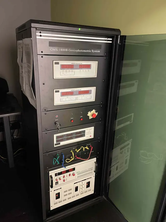 UPSTAIRS LOT: TEMPERATURE CHAMBER & GONIOPHOTOMETRIC SYSTEM & GONIOPHOTOMETER
