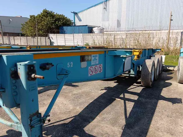 1993 HENRED FRUEHAUF TRI-AXLE SKELETAL