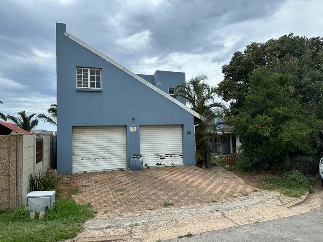 Jeffreys Bay - 3 Bedroom Home + 2 Flatlets