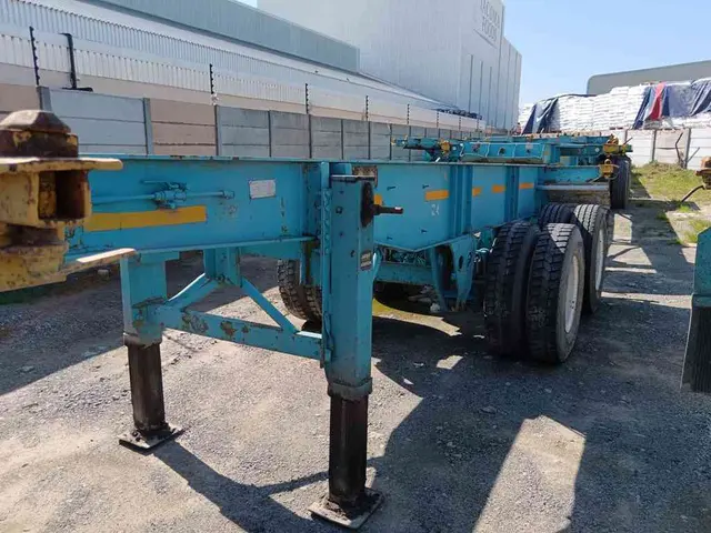 1981 HENRED FRUEHAUF DOUBLE AXLE SKELETAL