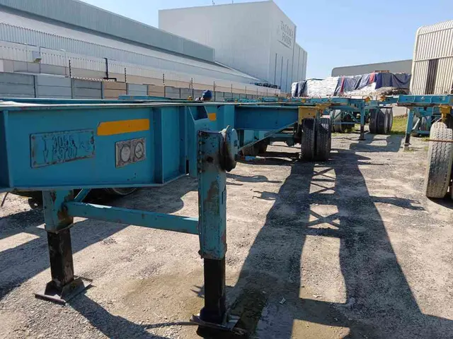 1977 HENRED FRUEHAUF DOUBLE AXLE SKELETAL