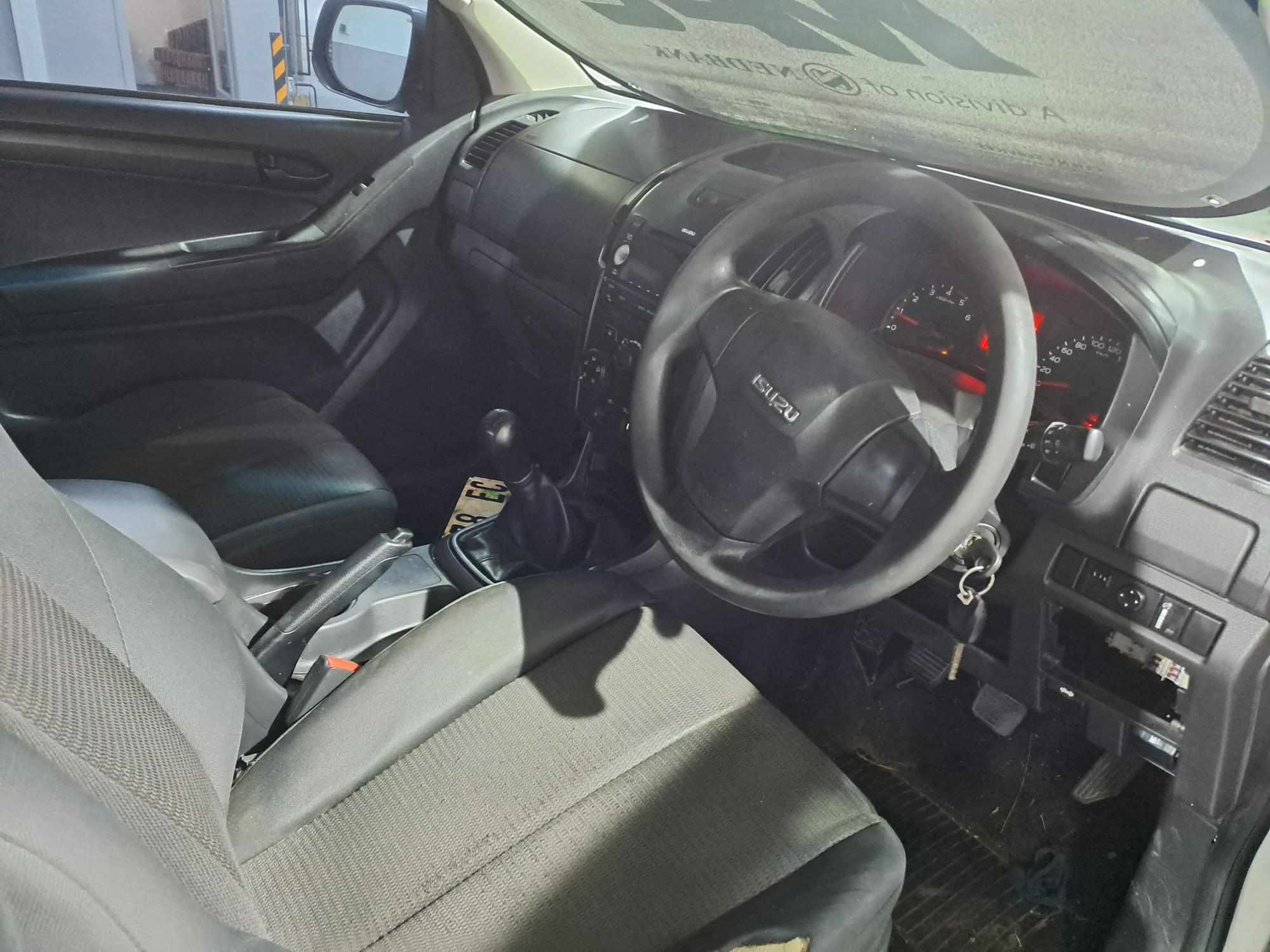 2015 ISUZU KB250 D-TEQ LE P/U D/C thumbnail 3