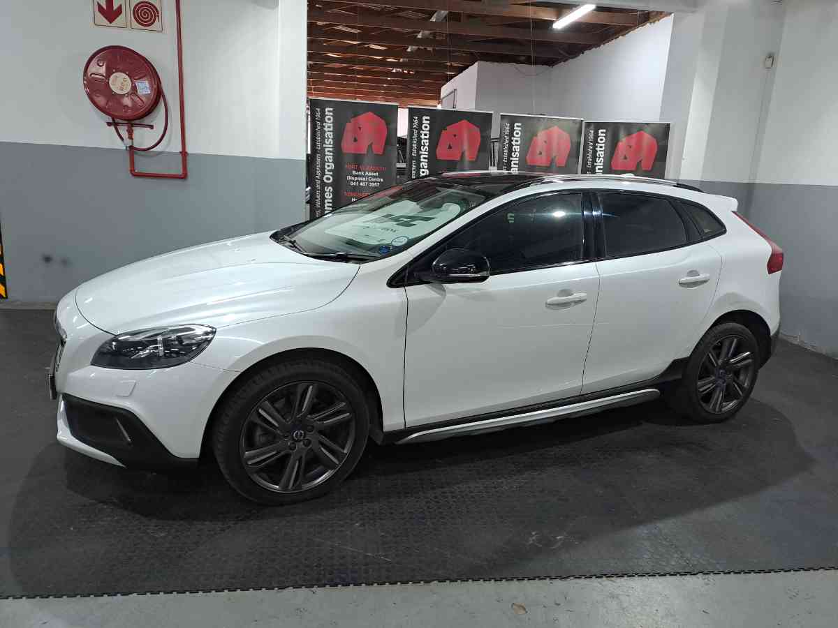 2016 VOLVO V40 CC D3 MOMENTUM GEARTRONIC