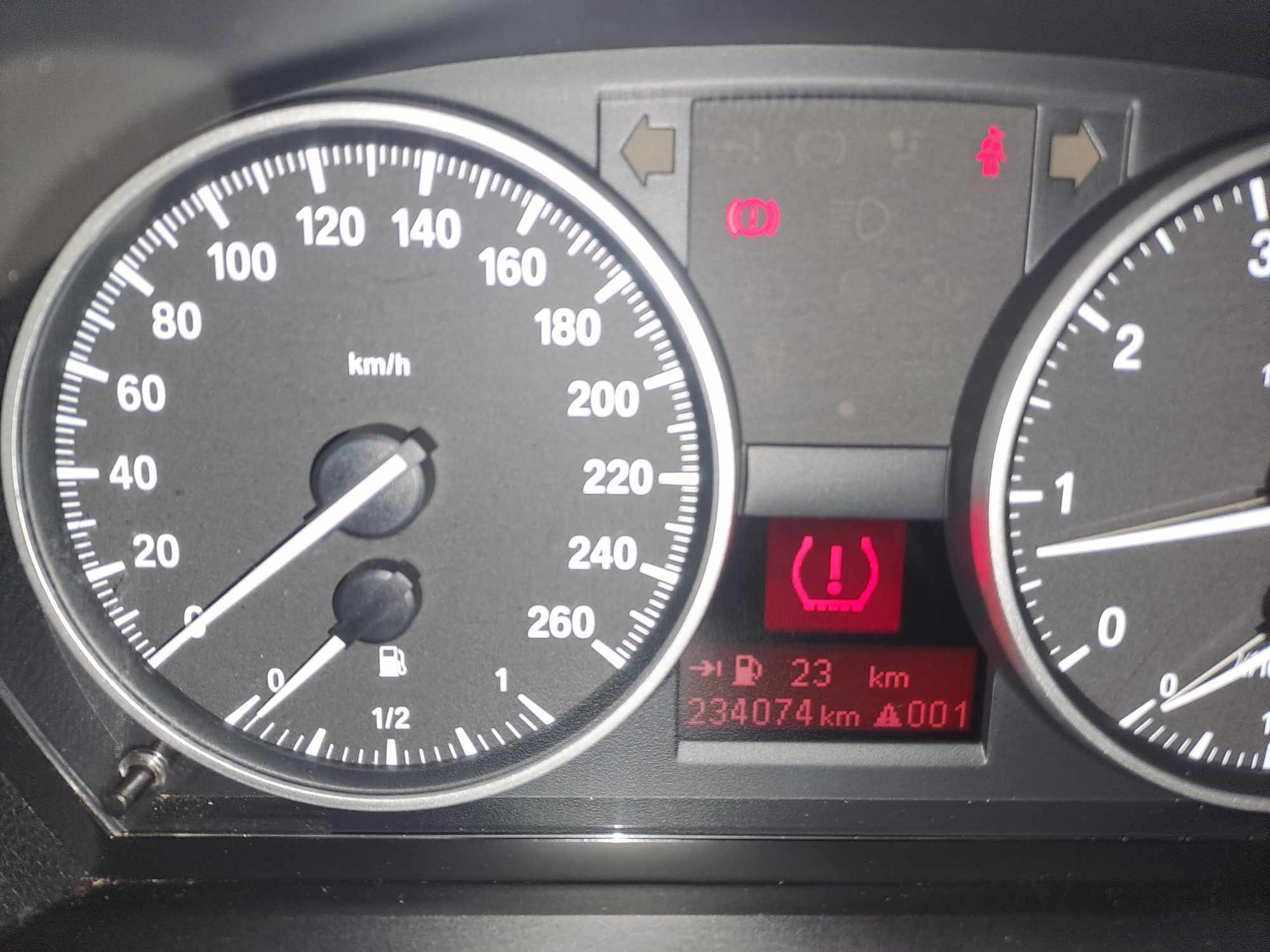 2011 BMW 320i (E90) thumbnail 2