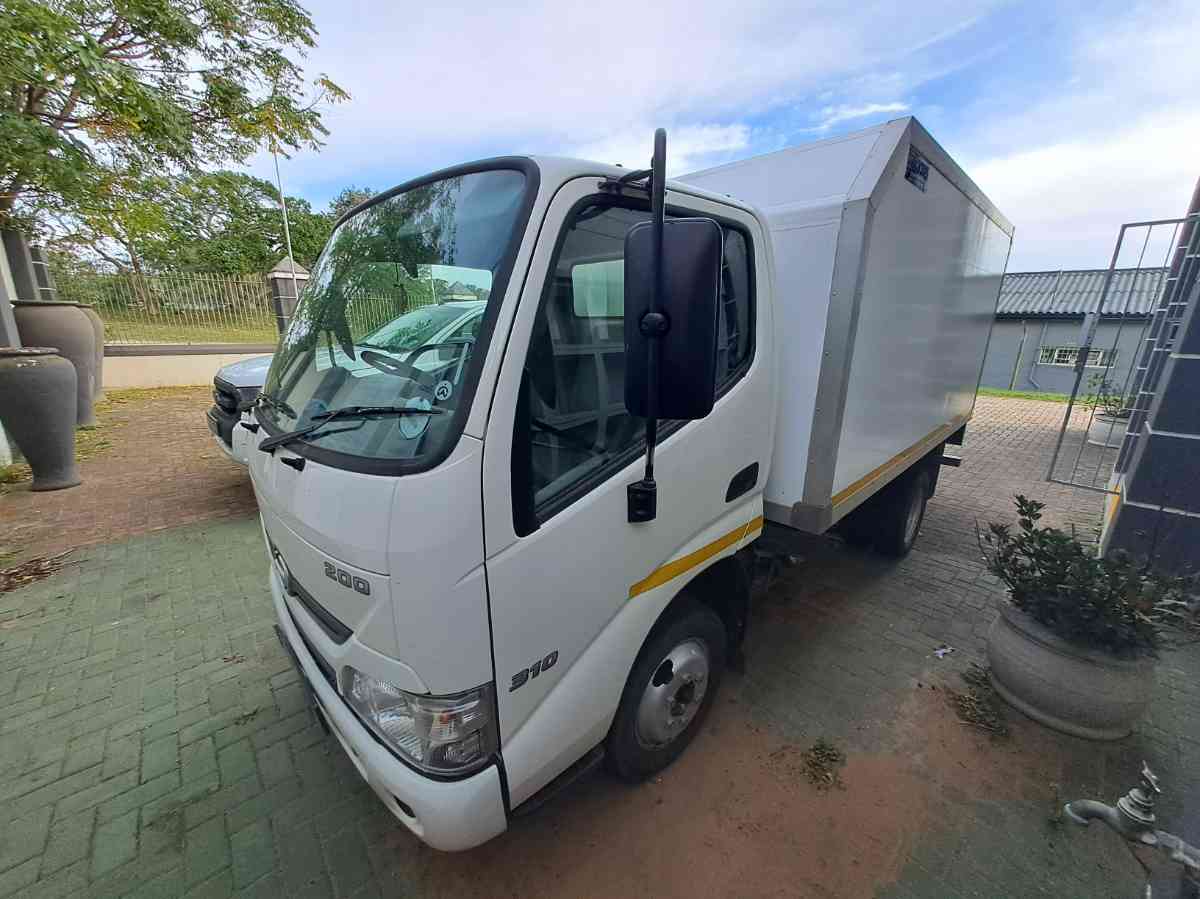 2023 Hino 200 310 Series 4x2 F/C