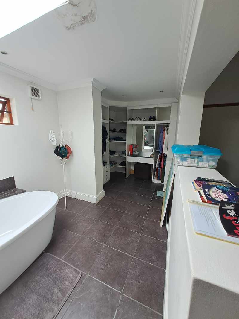 Modern Property thumbnail 5