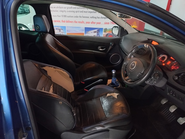 2012 Renault Clio 2.0 Sport thumbnail 7