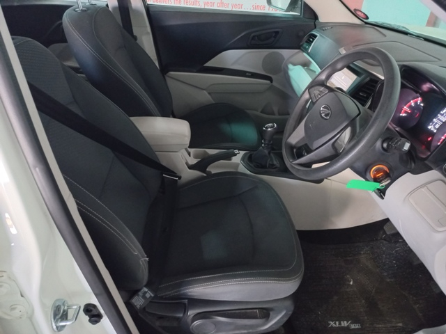 2020 Mahindra XUV300 1.2T thumbnail 7