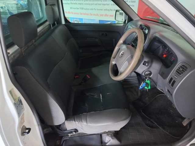 2015 Nissan NP300 2.0 P/U S/C thumbnail 7