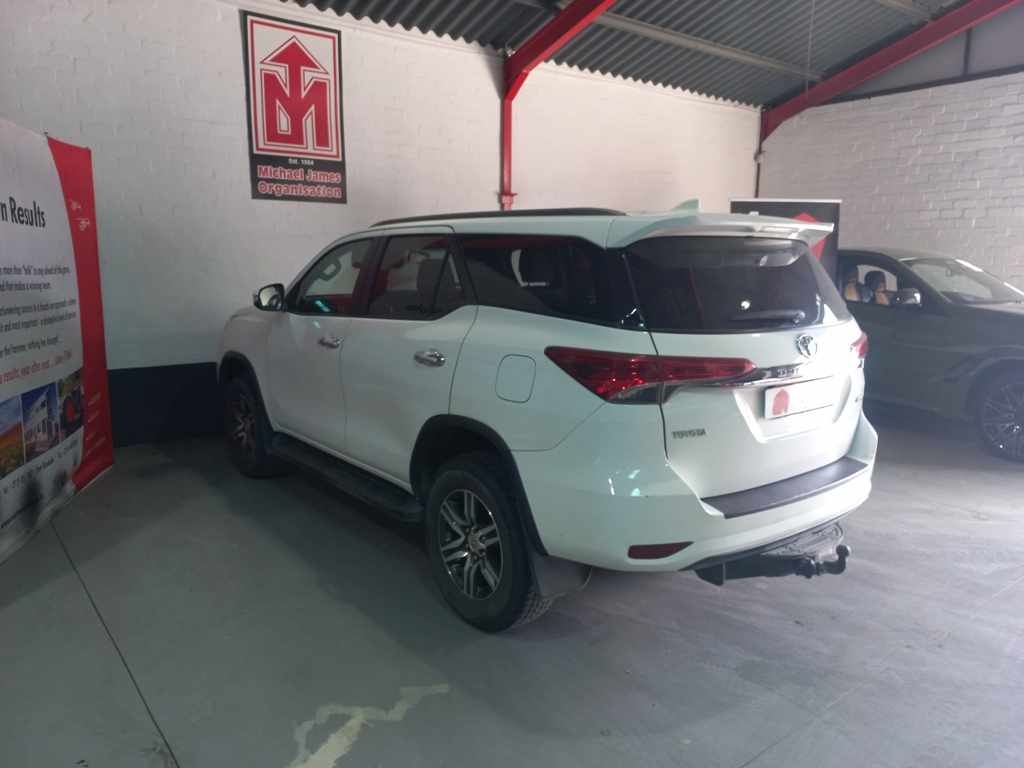 2017 Toyota Fortuner 4.0 V6 4X4 A/T thumbnail 6
