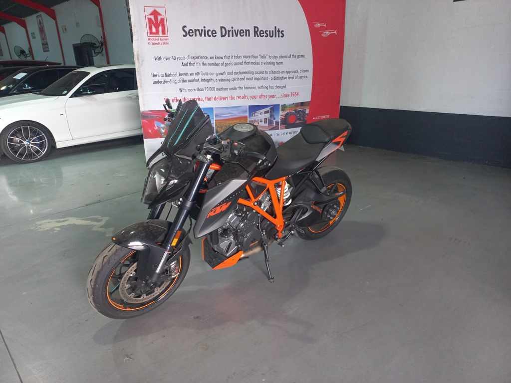 2015 KTM 1290 Super Duke R thumbnail 2