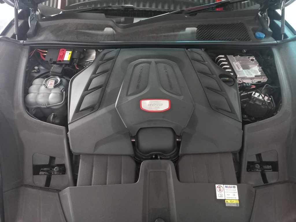 2023 Porsche Cayenne GTS Coupe thumbnail 9