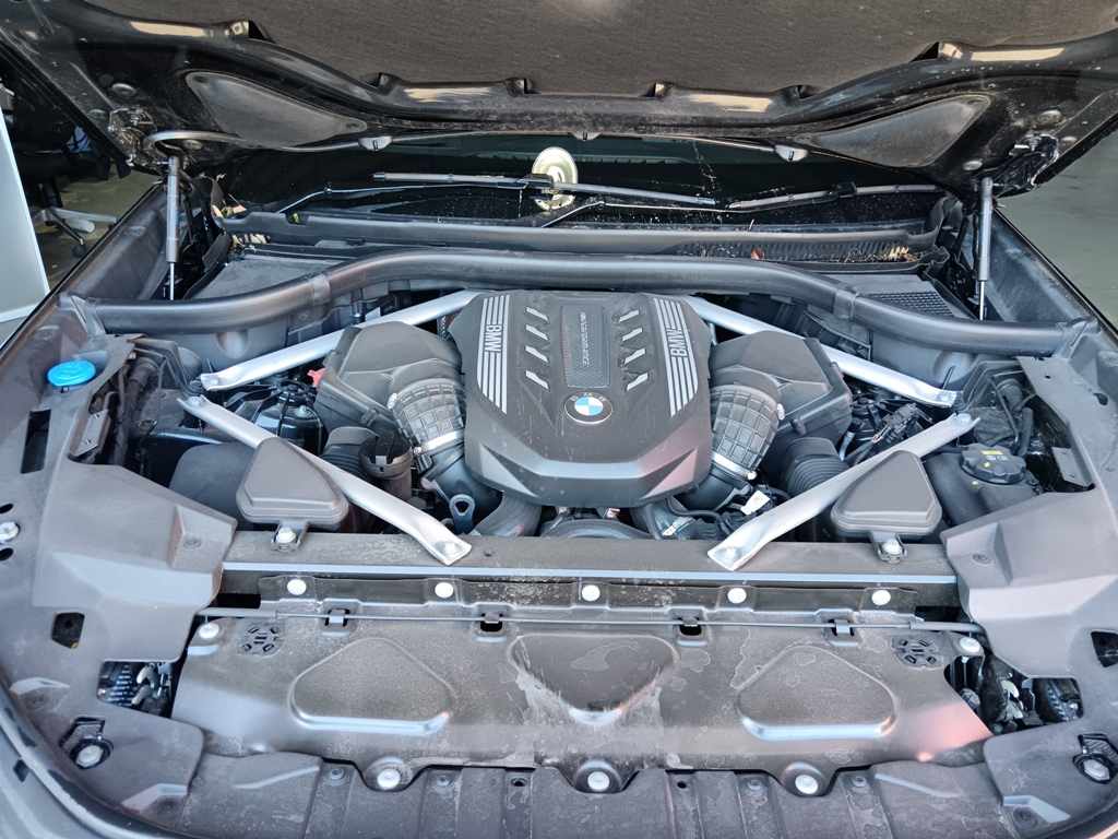 2020 BMW X5 M50i thumbnail 9