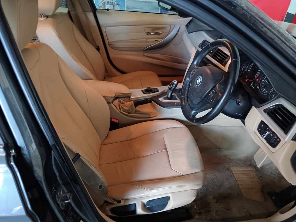2012 BMW 320i A/T thumbnail 7