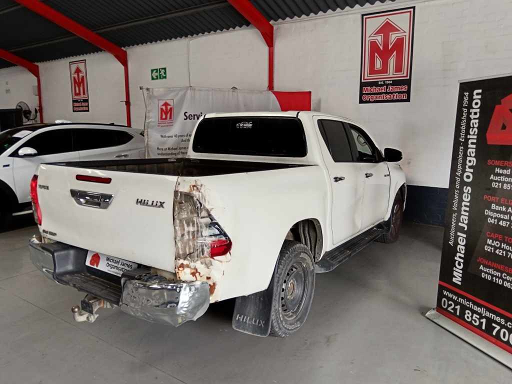 2017 TOYOTA HILUX 2.8 GD 6 RB A/T P/U D/C thumbnail 5