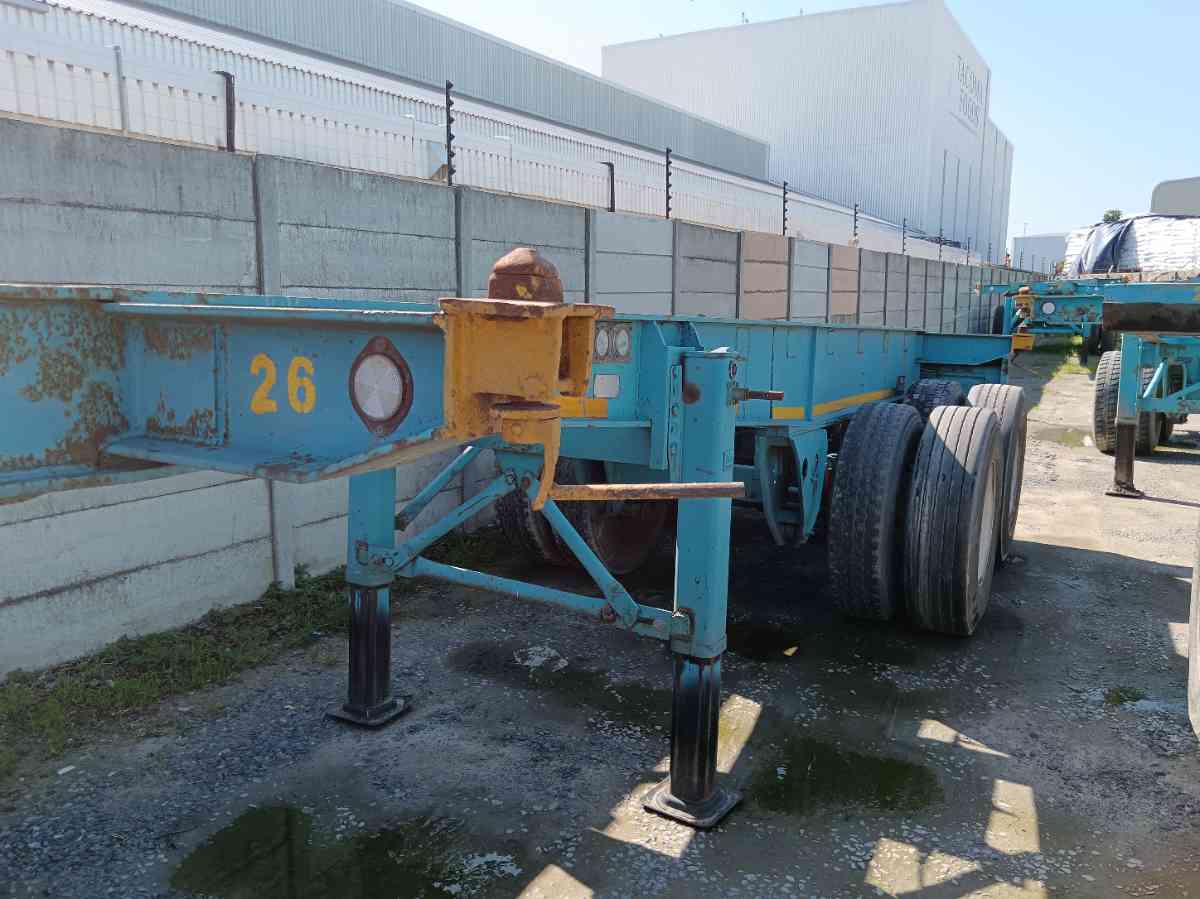 1982 HENRED FRUEHAUF DOUBLE AXLE SKELETAL