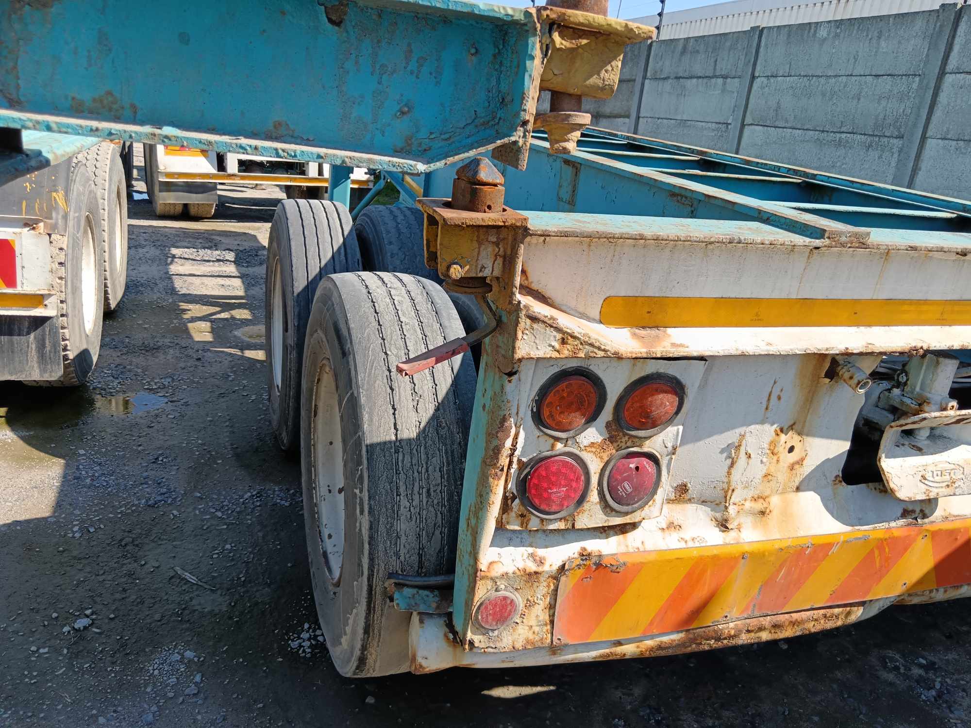 1982 HENRED FRUEHAUF DOUBLE AXLE SKELETAL thumbnail 3