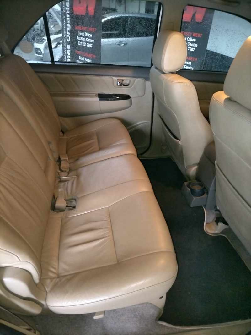 2011 TOYOTA FORTUNER 3.0 thumbnail 8