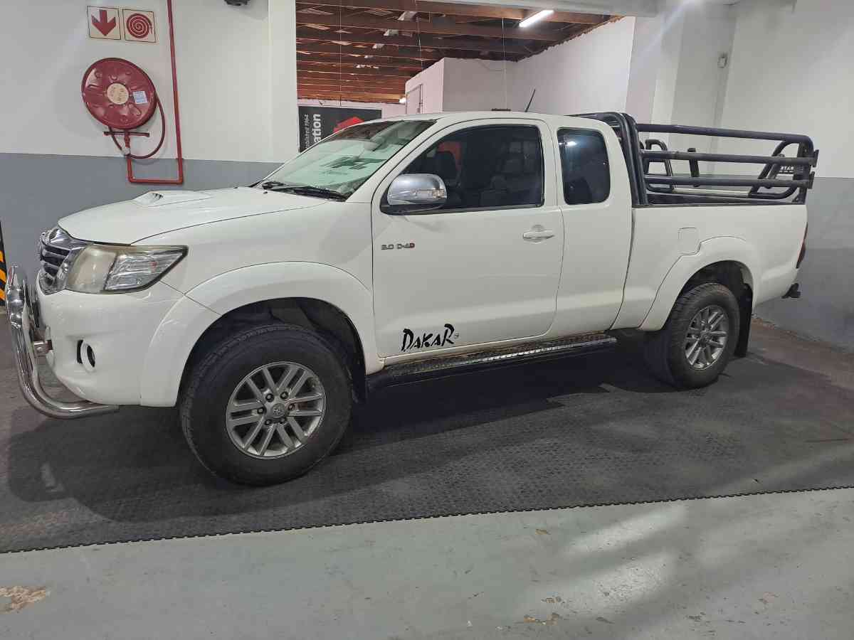 2015 TOYOTA HILUX 3.0 D4-D LEGEND 45 XTRA CAB P/U